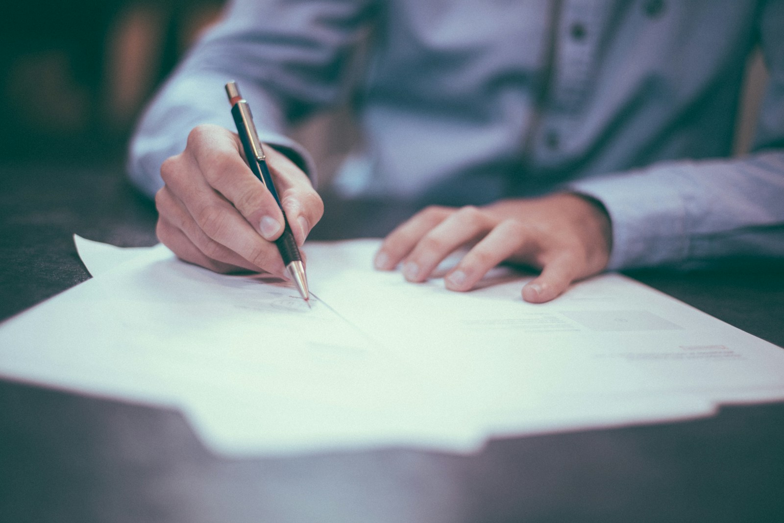 Client signing mortgage loan documents with broker